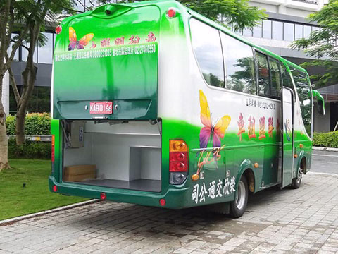 中巴20人座-車尾外觀