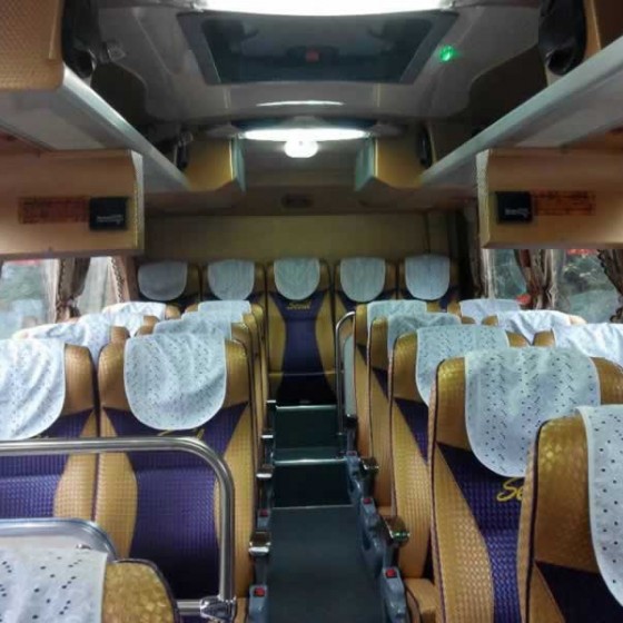 中型巴士內部座位展示